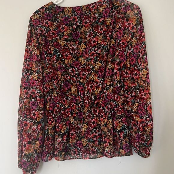 PLEIONE V-NECK PUFF SLEEVE TOP - Picture 6 of 9